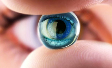 Un hombre ciego vuelve a ver tras implantar un ojo biónico 